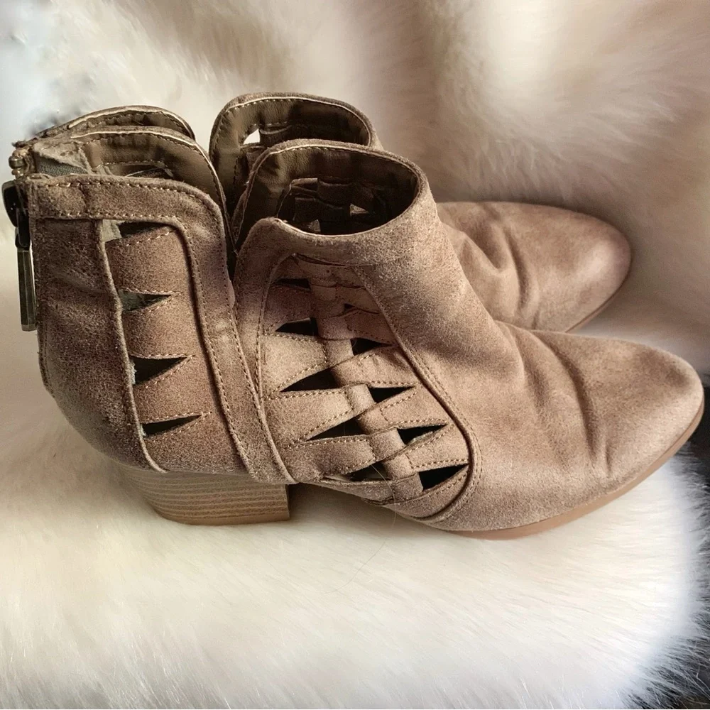QUPID Western Cut Out Ankle Booties 6.5 - Picture 2 of 4